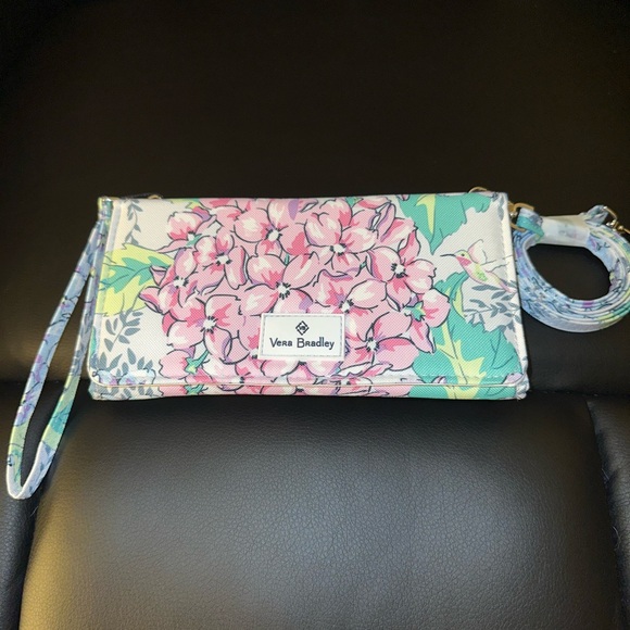 Vera Bradley Handbags - 💜 Vera Bradley Wristlet/Crossbody 💜
